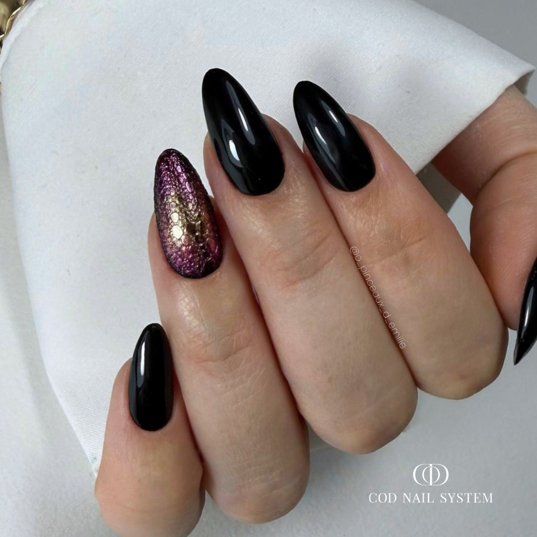 Pose d'ongles en amandes avec pigment chrome et finition ultra glossy