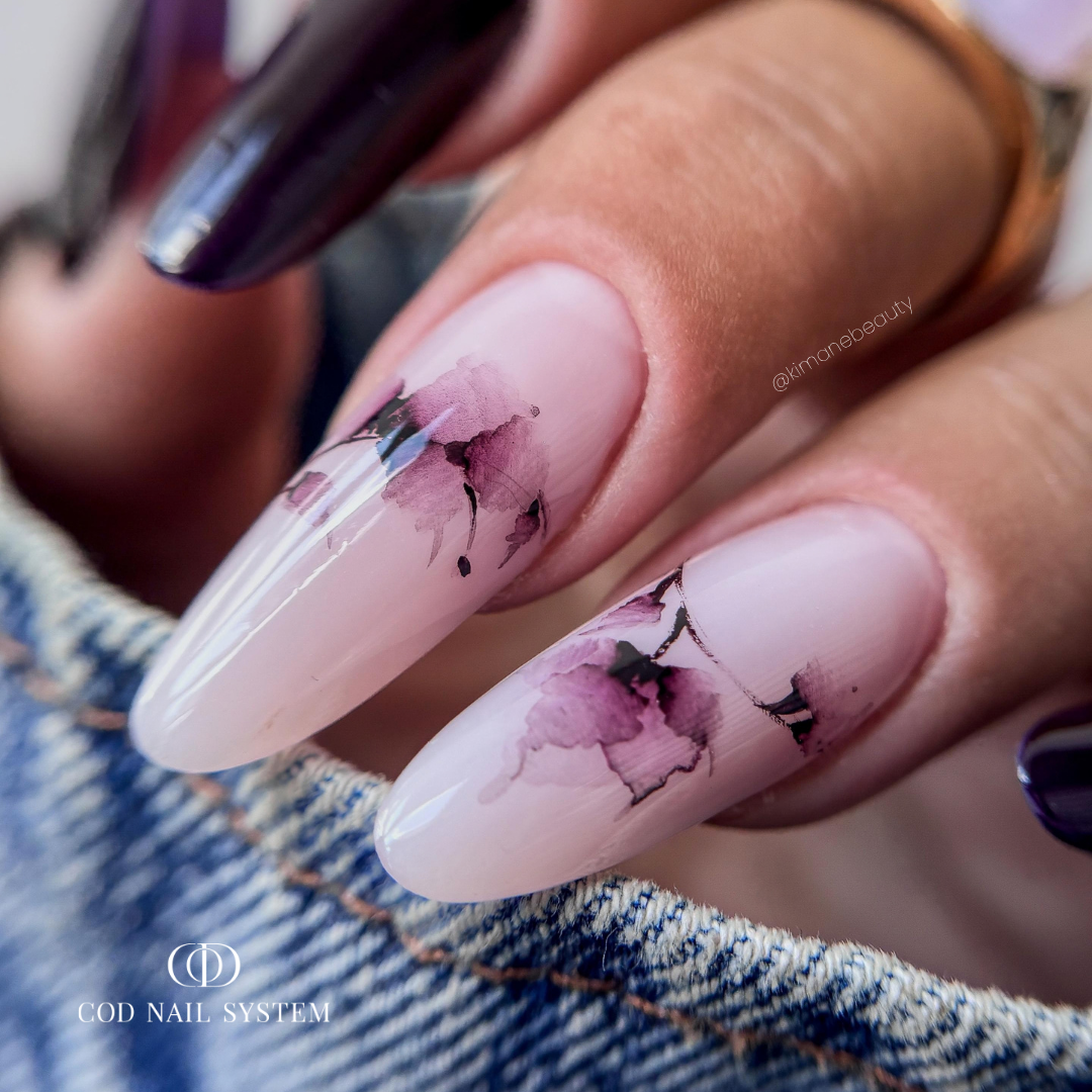 Pose d'ongles en amandes avec une finition milky rose