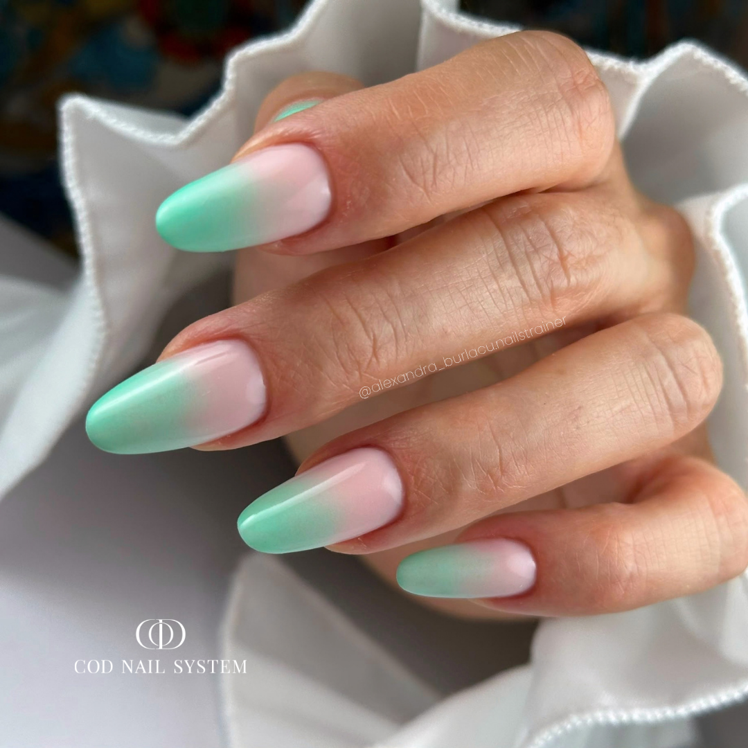 Pose d'ongles en amandes avec une finition milky rose