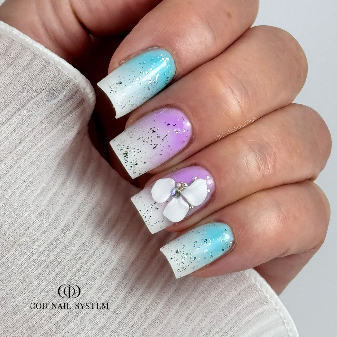Pose d'ongles carrée avec finition flakes silver