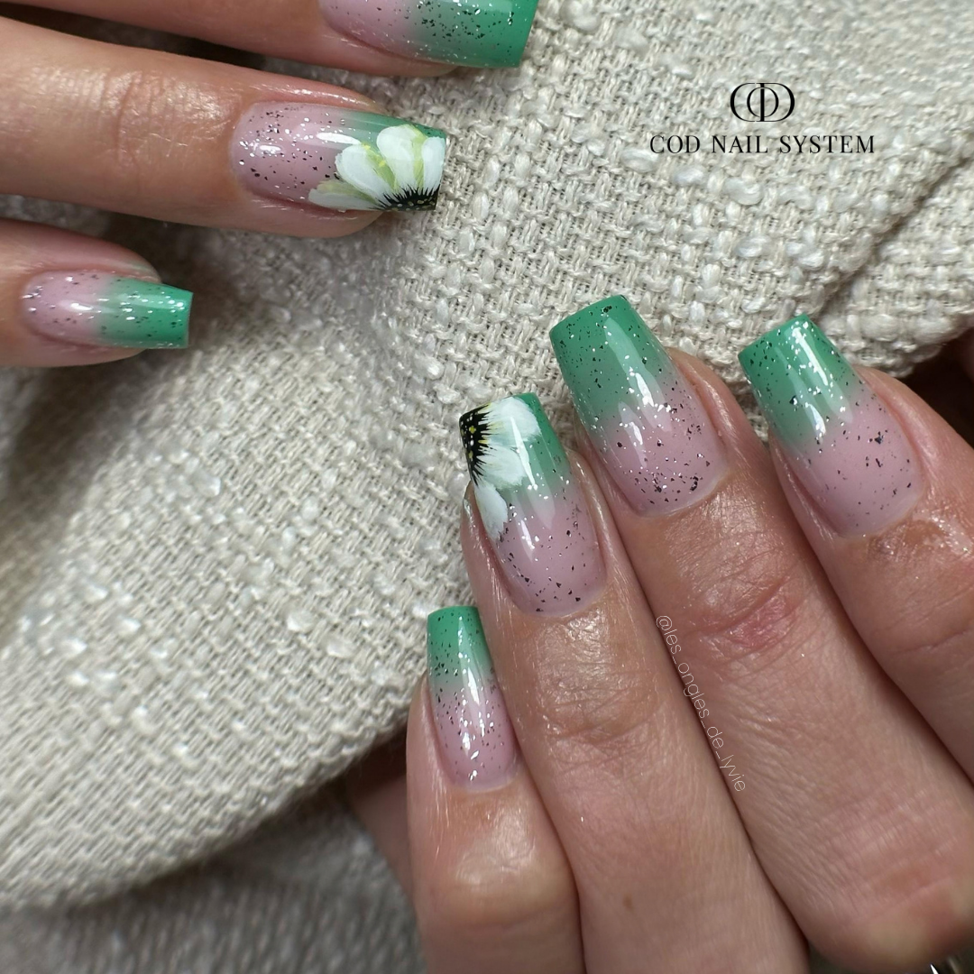 Pose d'ongles carrée avec finition flakes silver
