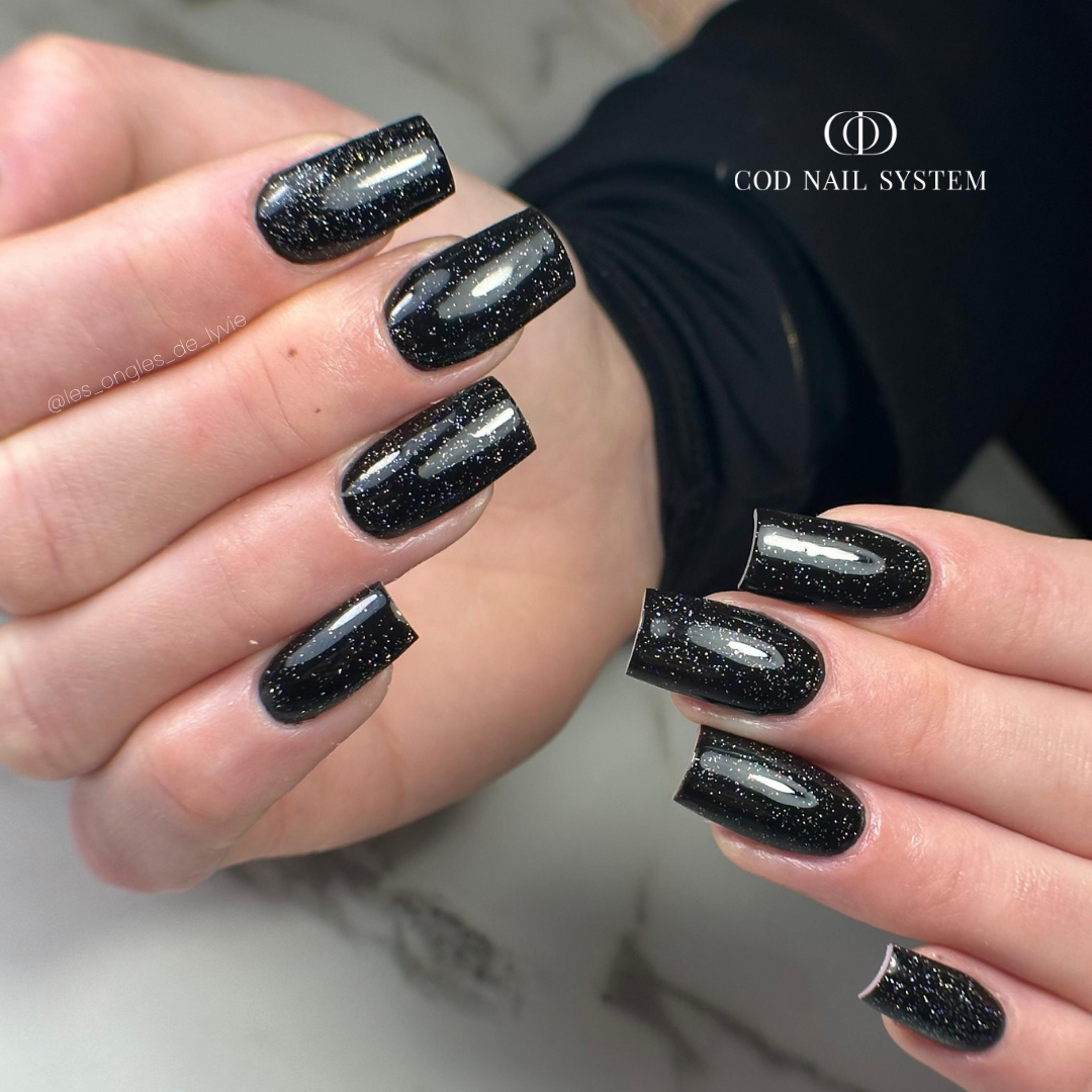 Pose d'ongles carrée avec finition galaxy holo