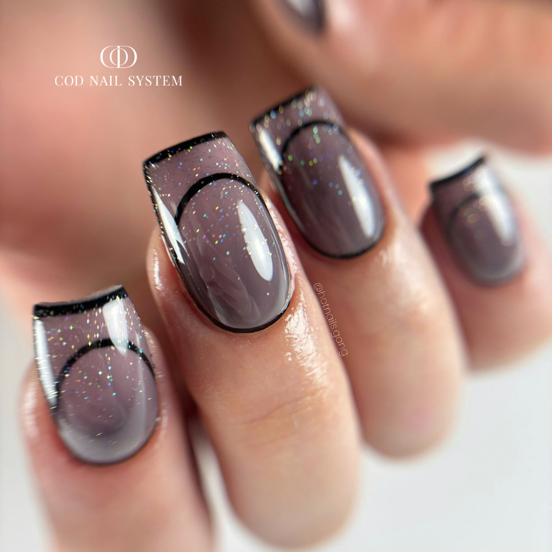 Pose d'ongles carrée avec finition galaxy holographique