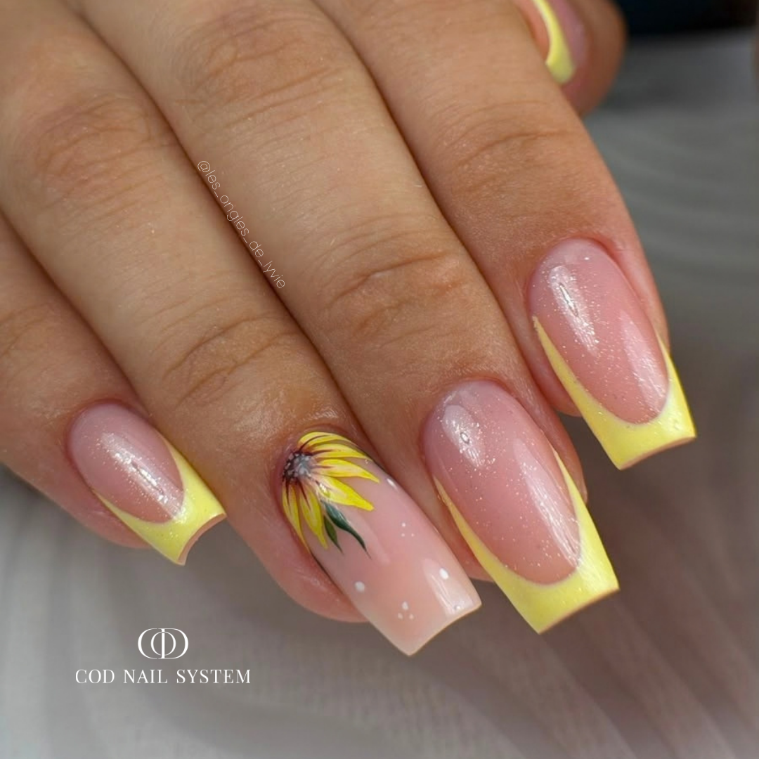 Pose d'ongles coffin avec finition gold