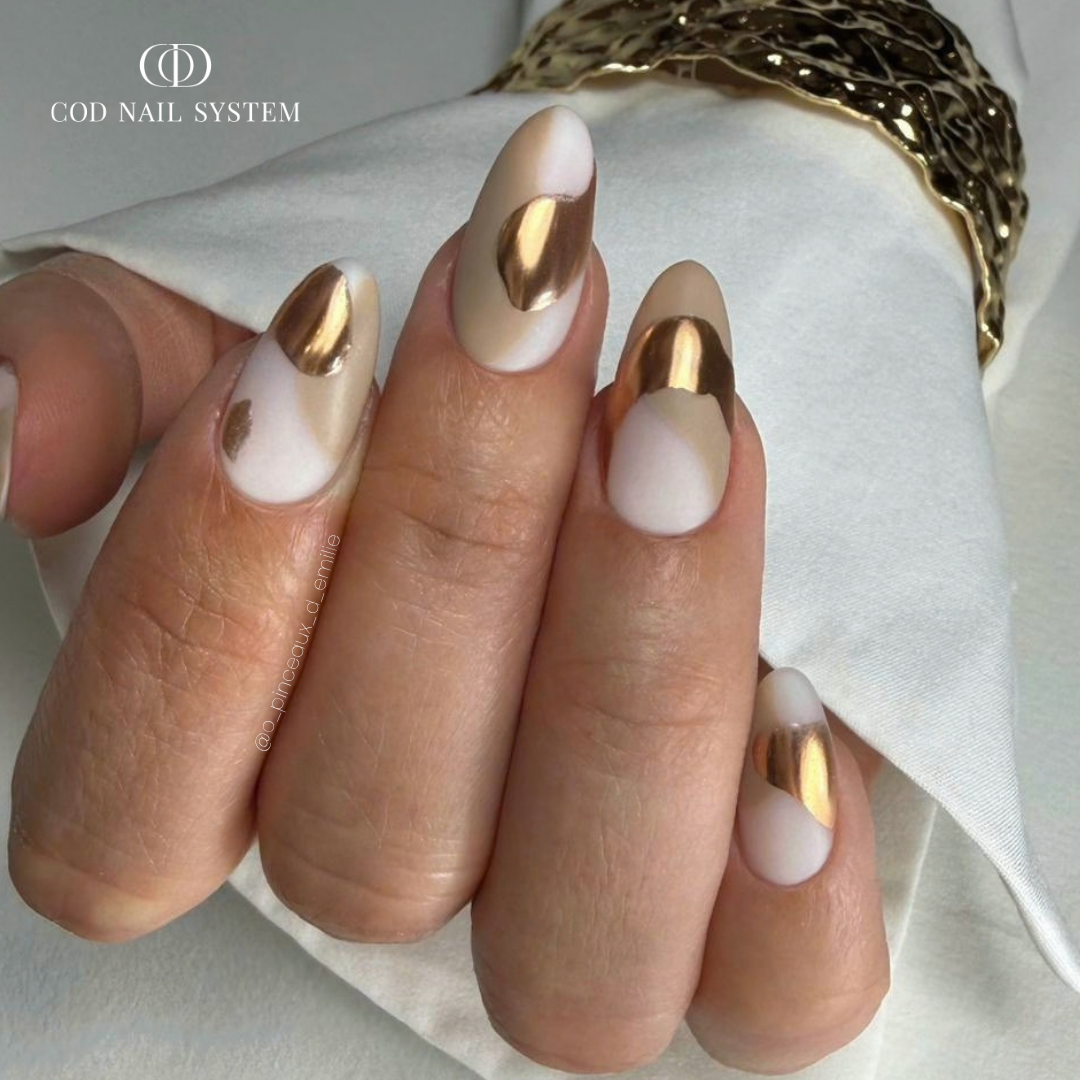 Pose d'ongles en amandes avec isolartion chrome et finition matt velours