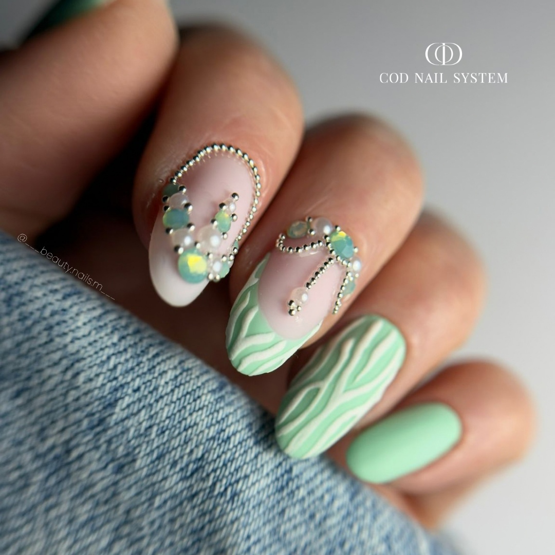 Pose d'ongles en amandes avec finition matt velours