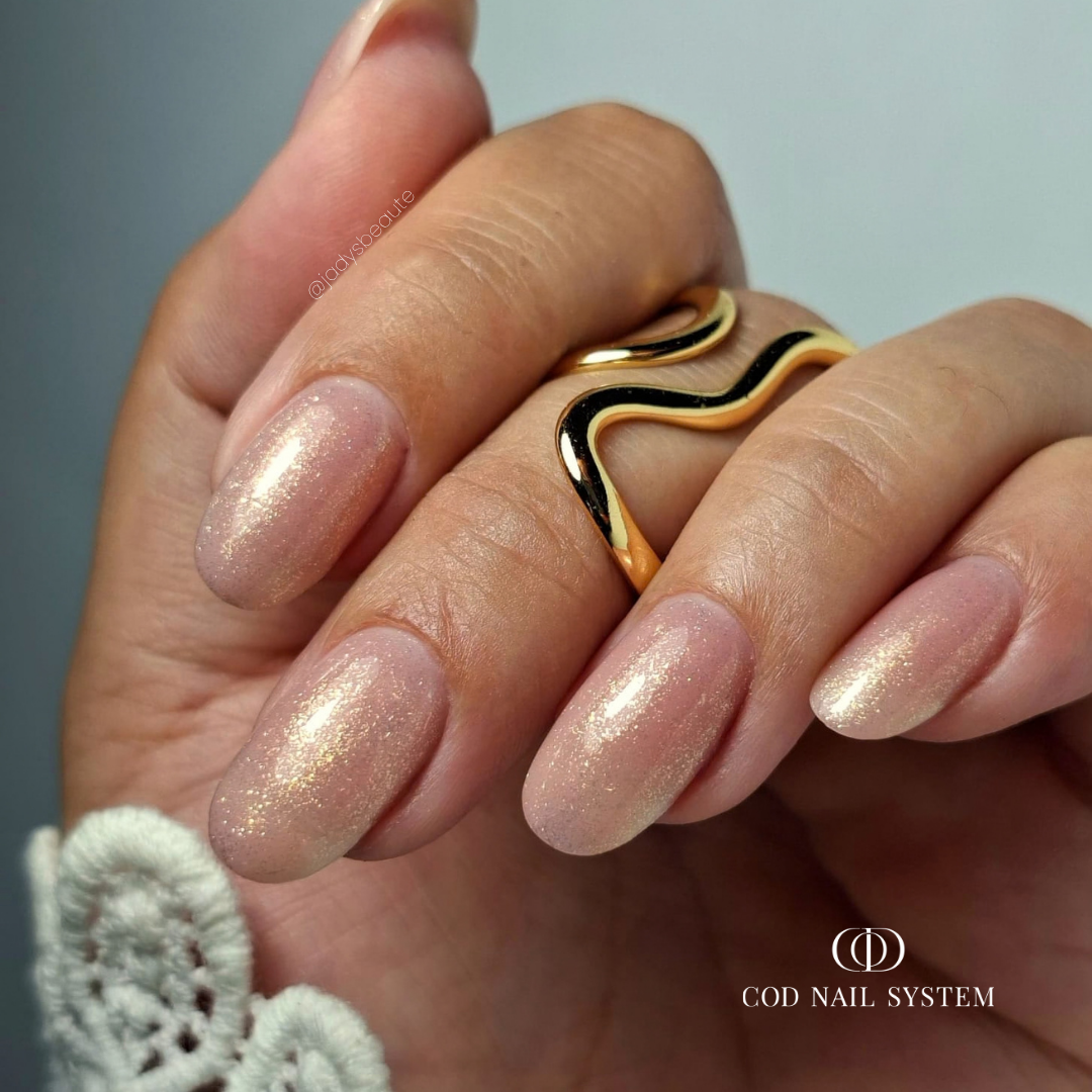 Pose d'ongles ovale avec finition pearl