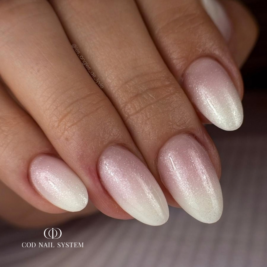 Pose d'ongles en amandes avec une finition pearl