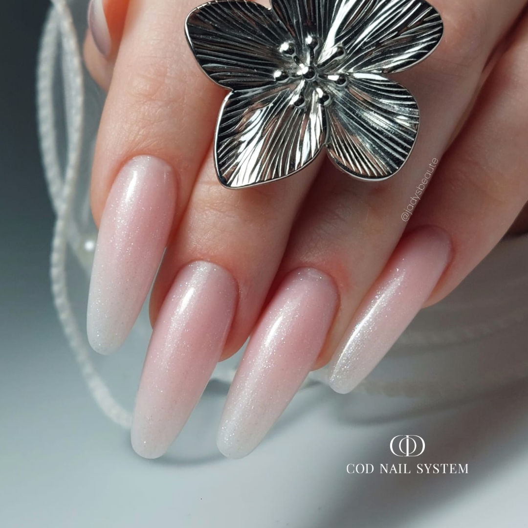 Pose d'ongles en amandes avec une finition pearl