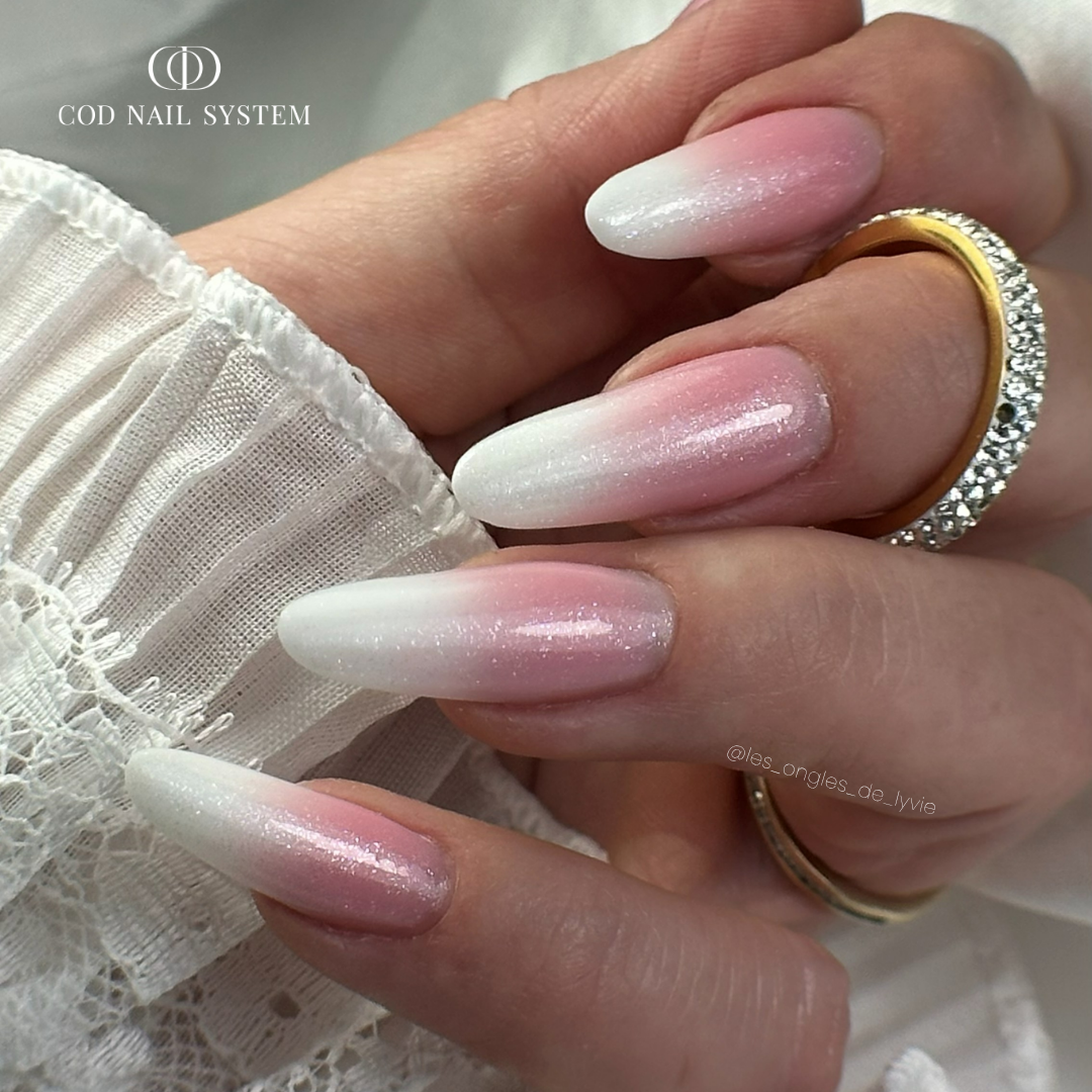 Pose d'ongles en amandes avec une finition pearl