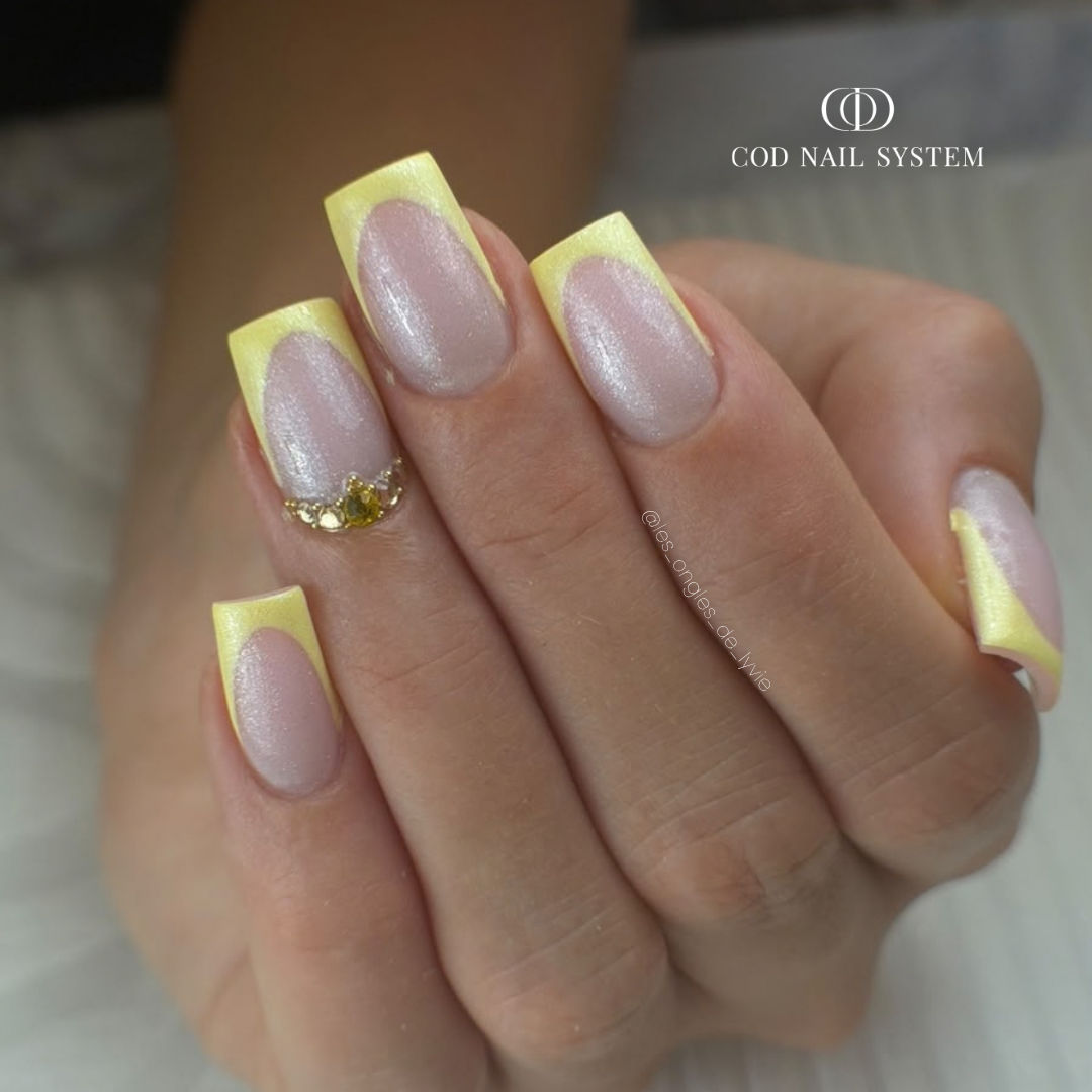 Pose d'ongles carrée avec finition pearl