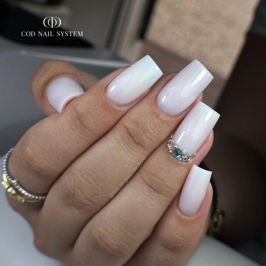 Pose d'ongles carrée avec finition milky white