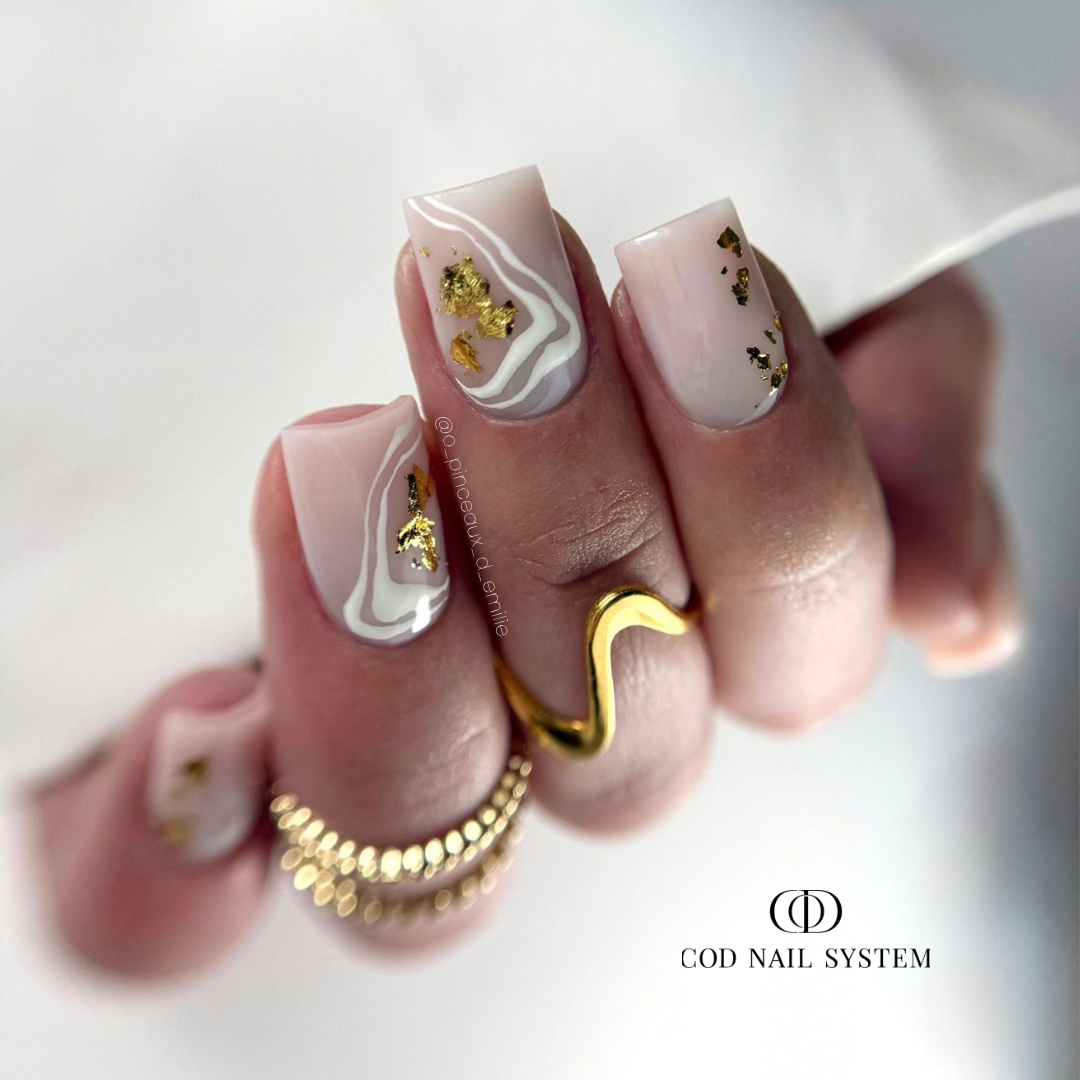 Pose d'ongles carrée avec finition milky white