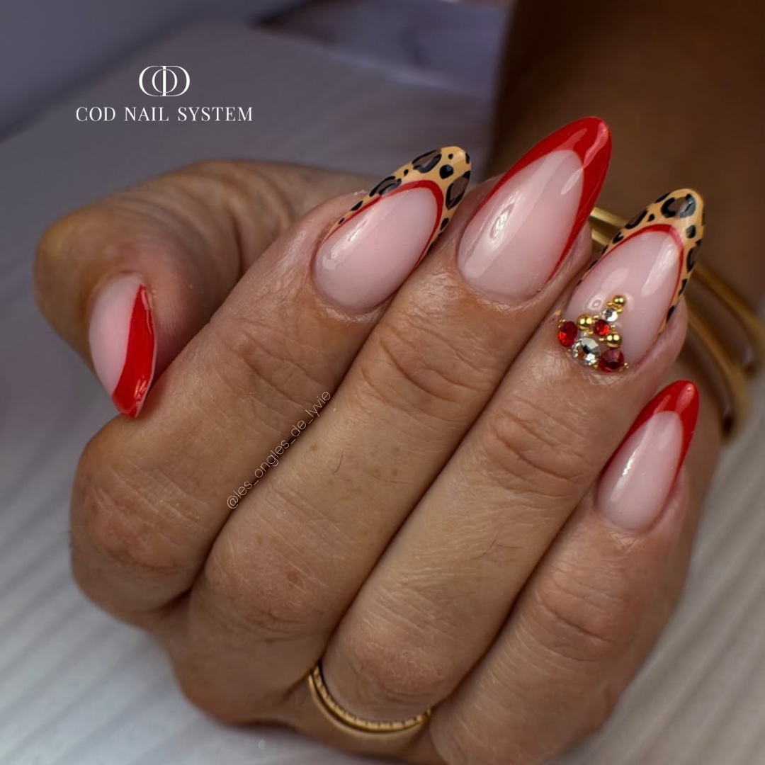 Pose d'ongles en amandes avec nail art et fintion ultra glossy