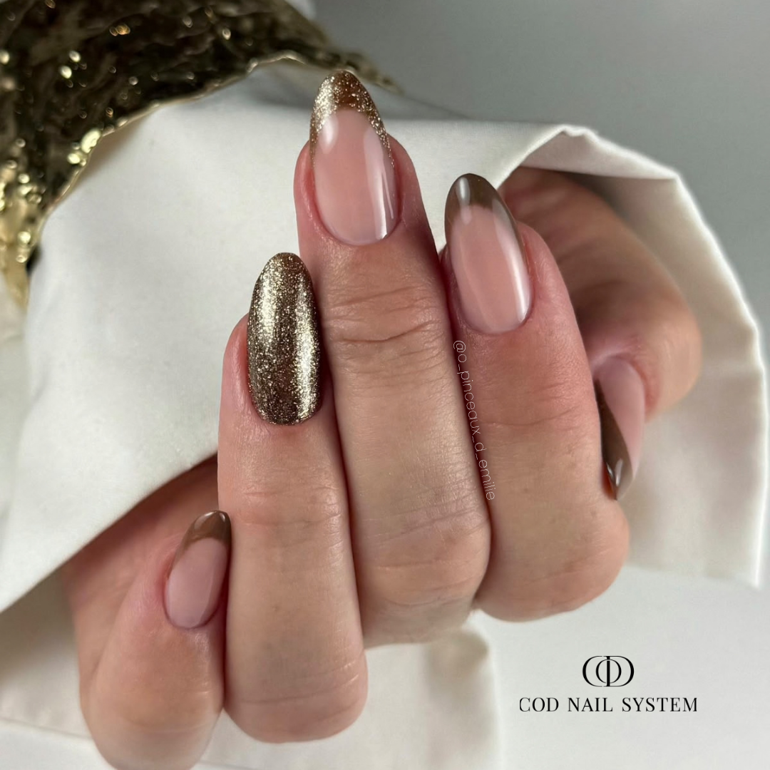 Pose d'ongles en amandes marron avec finition ultra glossy