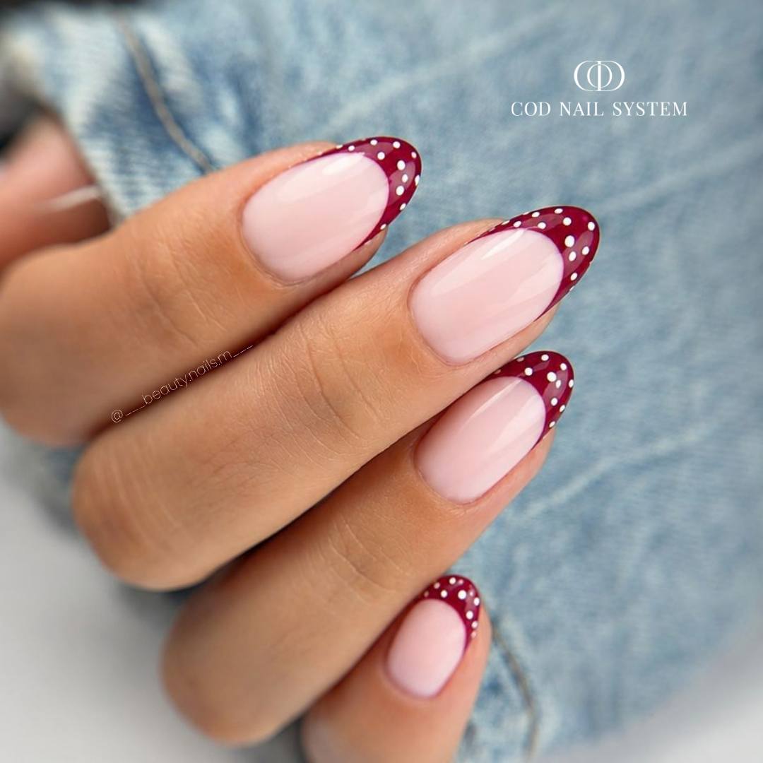 Pose d'ongles en amandes avec french polka dots bordeaux finition ultra glossy
