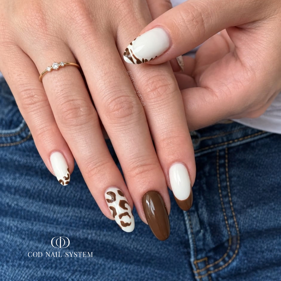 Pose d'ongles en amandes marron avec finition ultra glossy