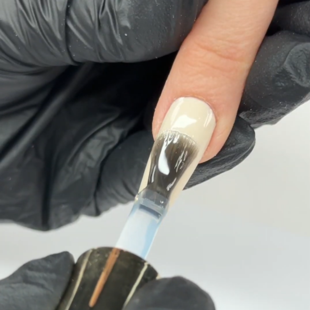 Pose de la couleur de de la finition sur une capsule américaine