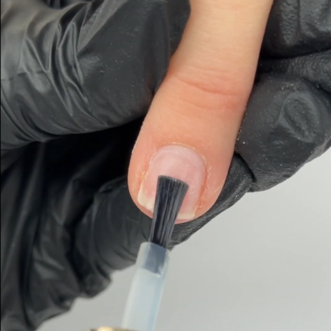 Préparation de la plaque de l'ongle avant de poser une capsules américaine