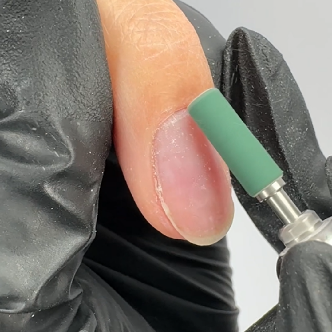 Préparation de la plaque de l'ongle avant une pose en gel, matification