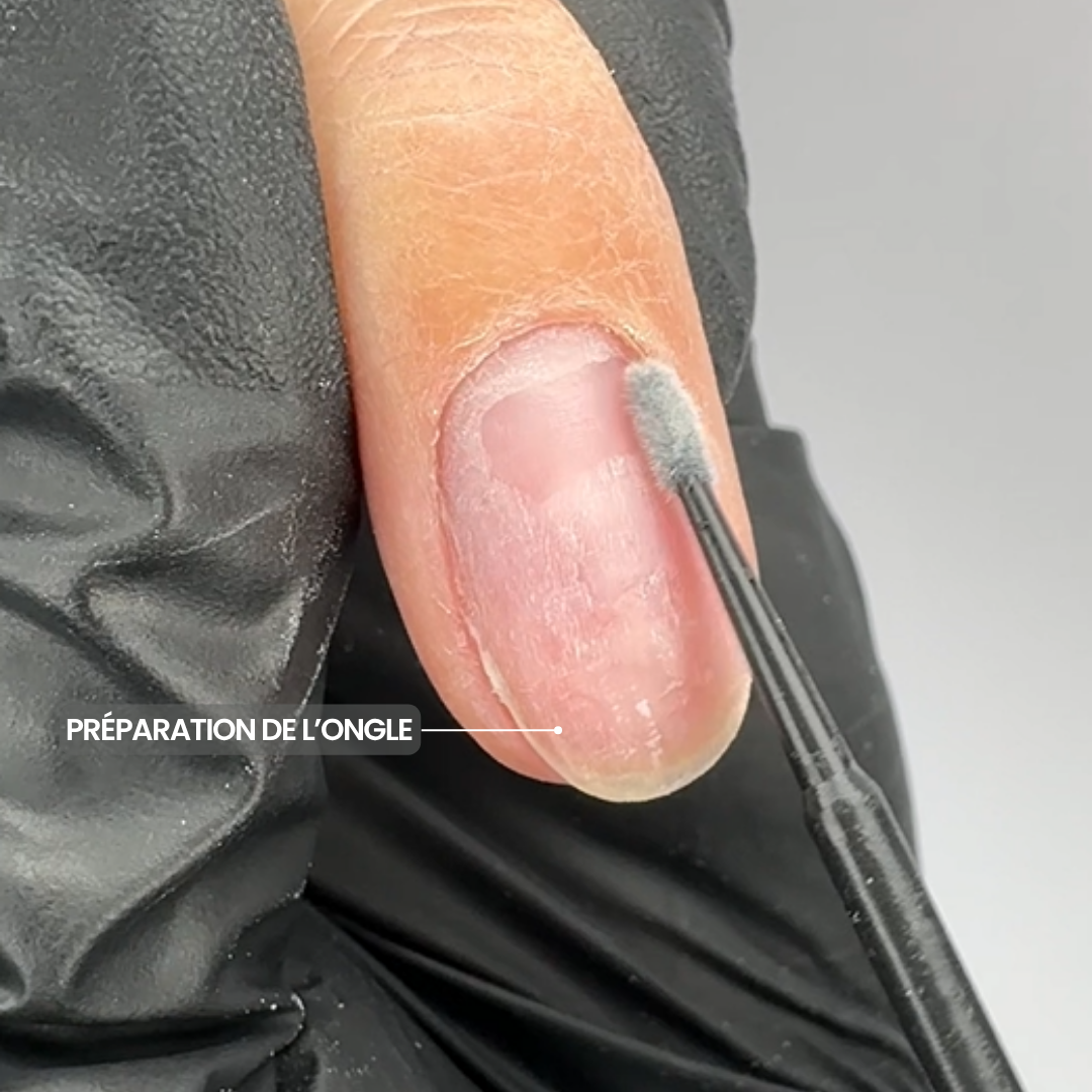 Préparation de la plaque de l'ongle avant une pose en gel