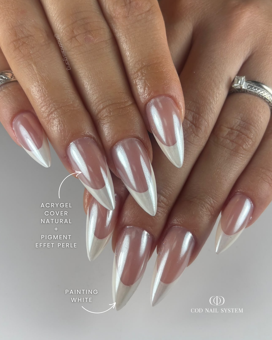 Ongles french perlés Pose d'ongles en amandes avec french blanche et pigment effet perlé