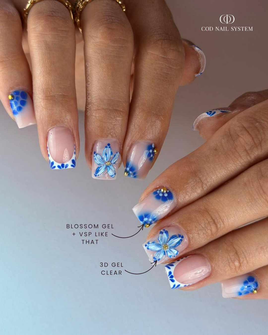 Ongles bleus blooming et 3D Pose d'ongles carrés bleus avec nail art blooming et 3D