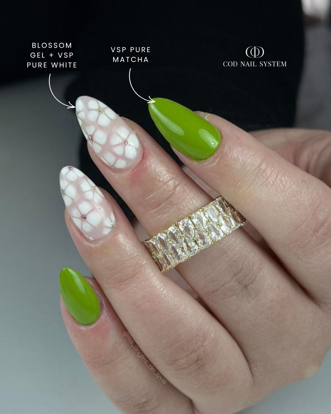 Ongles vert et blooming blanc Pose d'ongles en amandes verts et fleurs blooming blanches