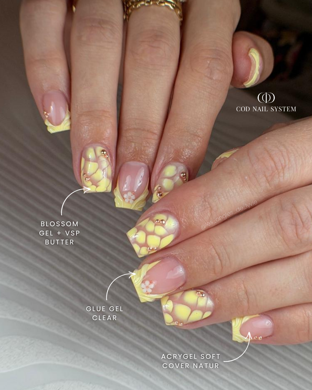 Ongles jaunes blooming et 3D Pose d'ongles carrés jaune pastel avec nail art blooming et 3D