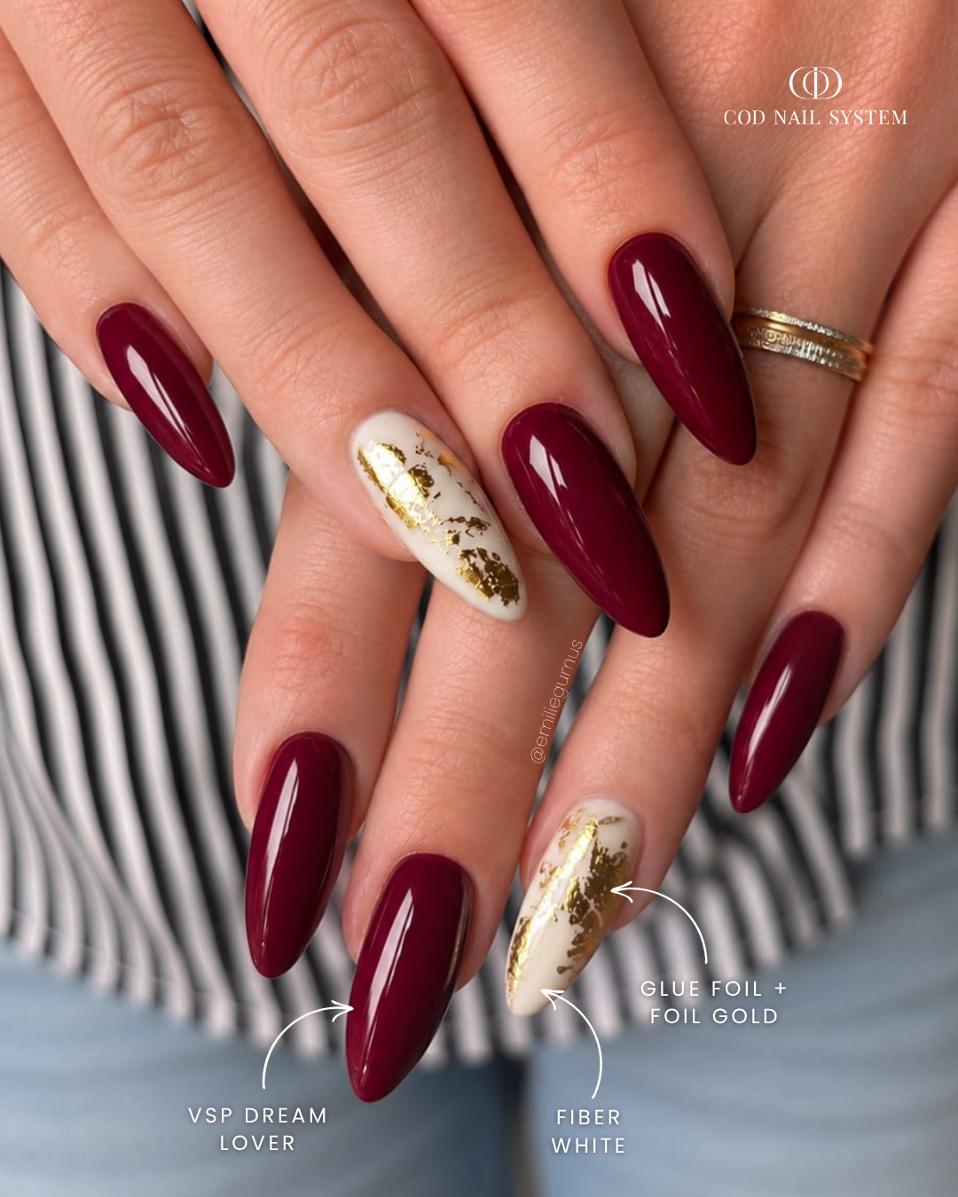Ongles bordeaux et foil gold Pose d'ongles en amandes bordeaux et blanc avec foil gold