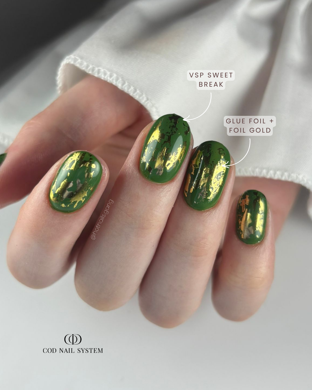Ongles verts avec foil gold Pose d'ongles ovales verts avec foil gold
