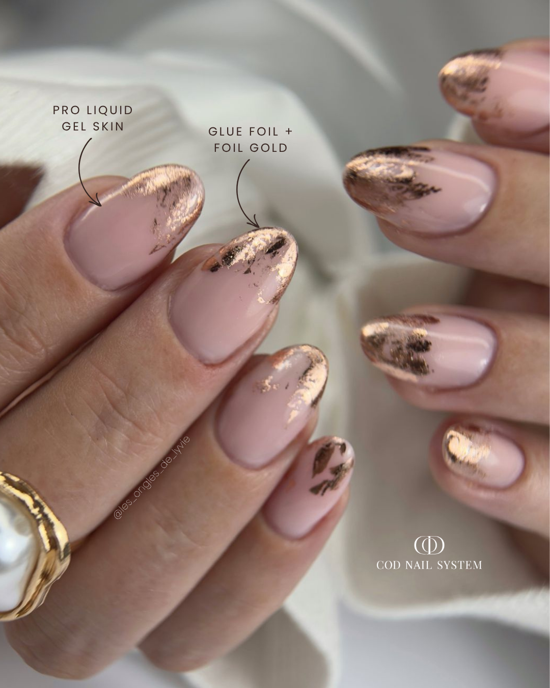 Ongles avec foil rose gold Pose d'ongles en amandes avec foil rose gold