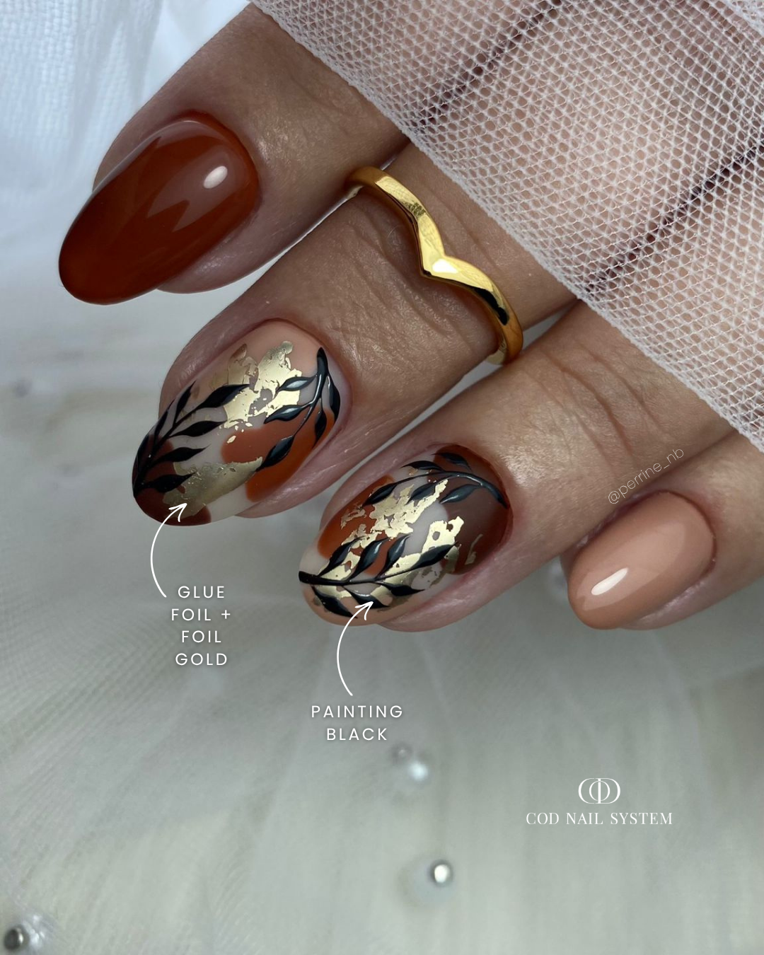 Ongles marron avec foil gold Pose d'ongles en amandes avec foil gold