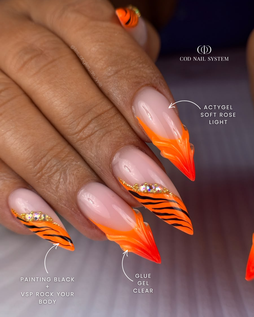 Ongles néon orange tigrés et 3D Pose d'ongle en stilettos néon orange avec nail art tigré et 3D