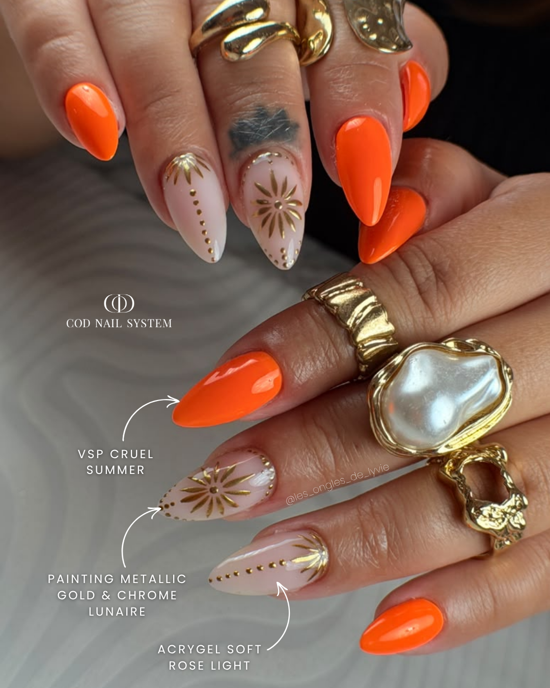 Ongles néon orange avec nail art chrome Pose d'ongles en amandes néon orange avec nail art chromé doré