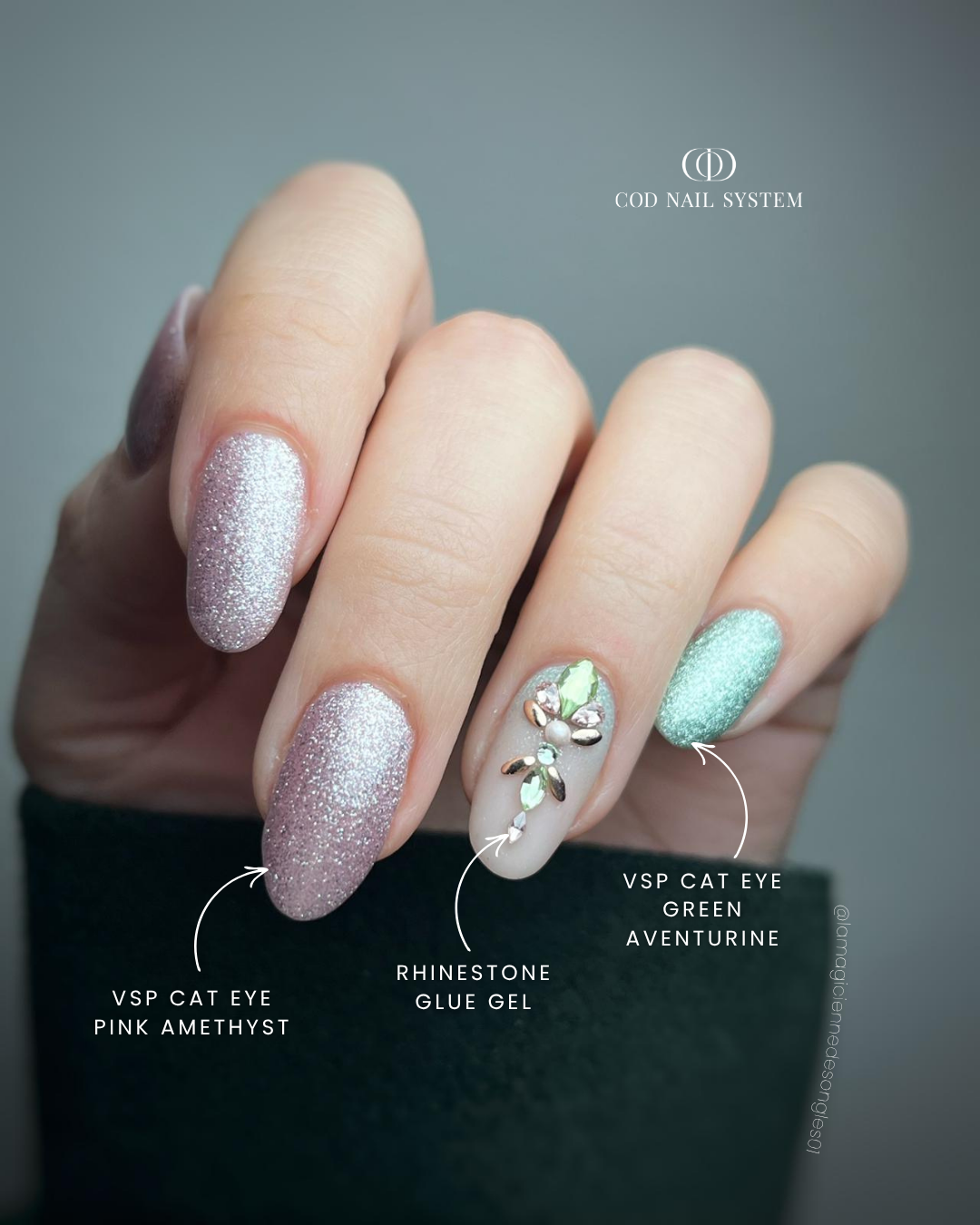 Ongles cat eye avec strass Pose d'ongles cat eye rose et vert avec bijou strass