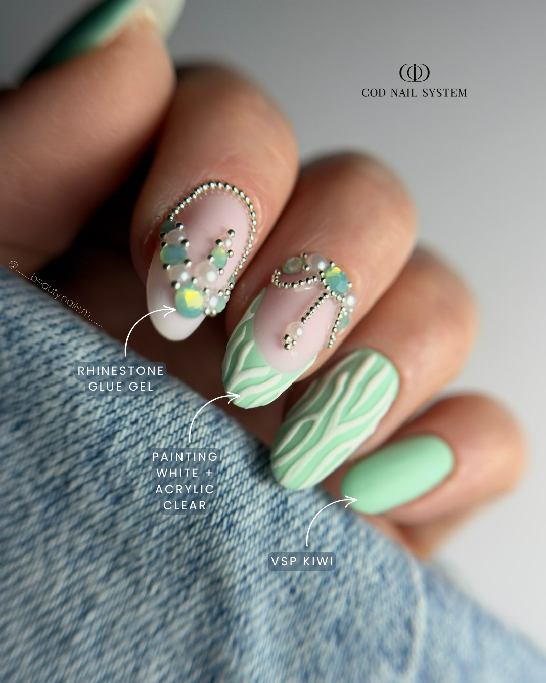 Ongles vert d'eau matt et strass Pose d'ongles vert d'eau matt avec bijoux strass