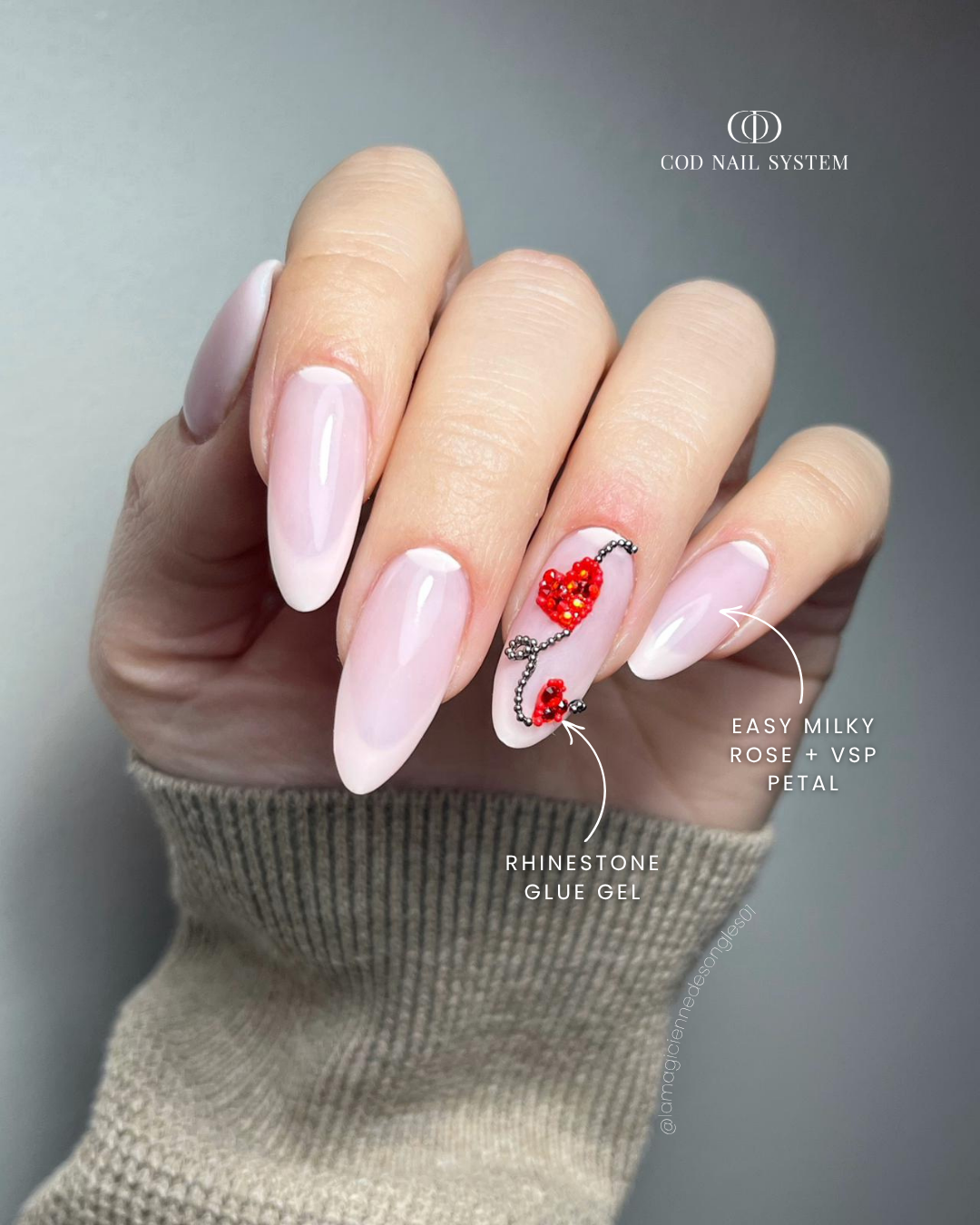 Ongles french inversée et strass Pose d'ongles en amandes french inversée et bijoux strass