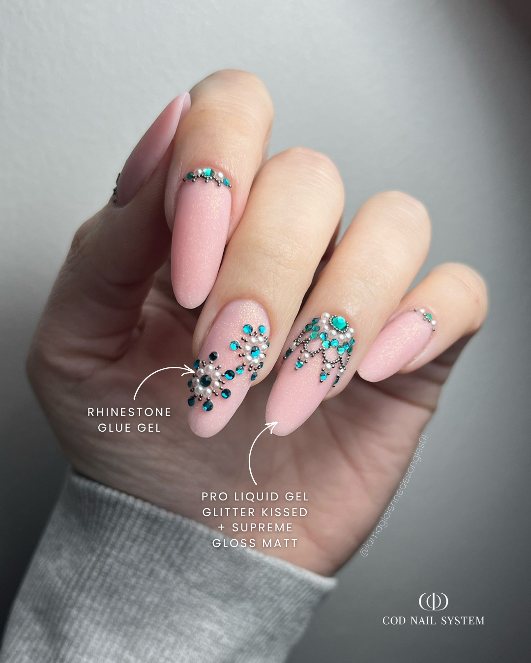 Ongles rosés pailletés avec strass Pose d'ongles rosés pailletées avec bijoux strass hivernaux