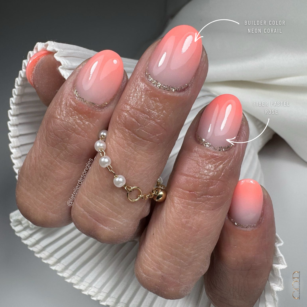 Pose d'ongles ovales courts en babycolor avec le builder color neon corail et cutiglitter doré pailleté