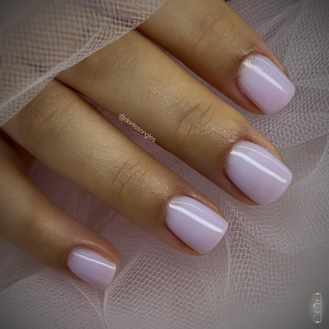 Pose d'ongles en gainage avec le builder color pastel lila