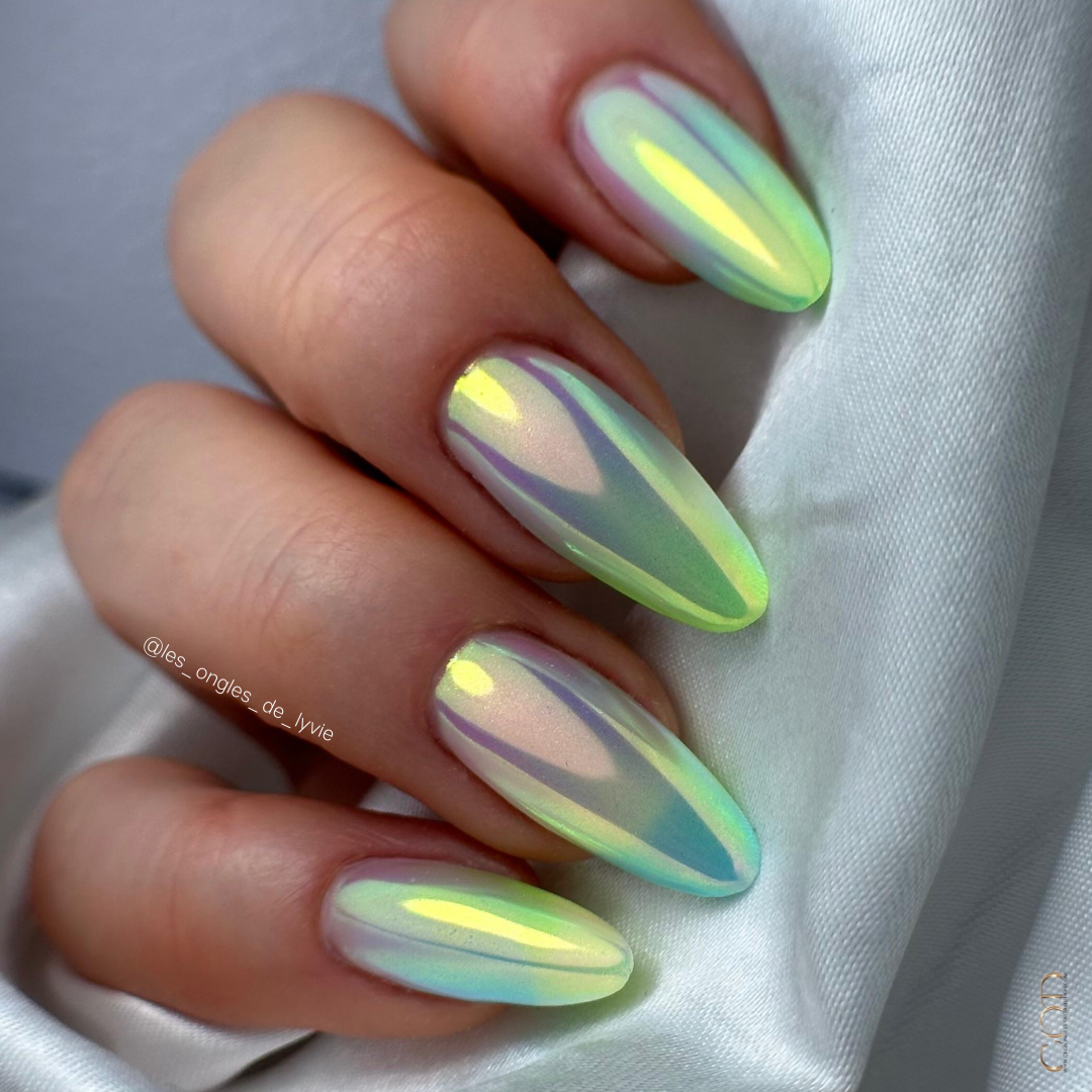 Pose d'ongles en amandes en popits avec les builder color en dégradés et le pigment dust aurora 2