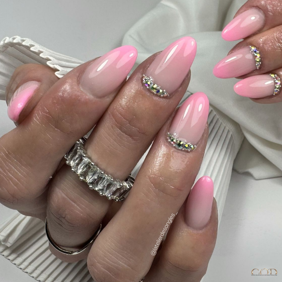 Pose d'ongles en amandes avec babycolor en construction avec le Builder Color Rose et strass en cuticules