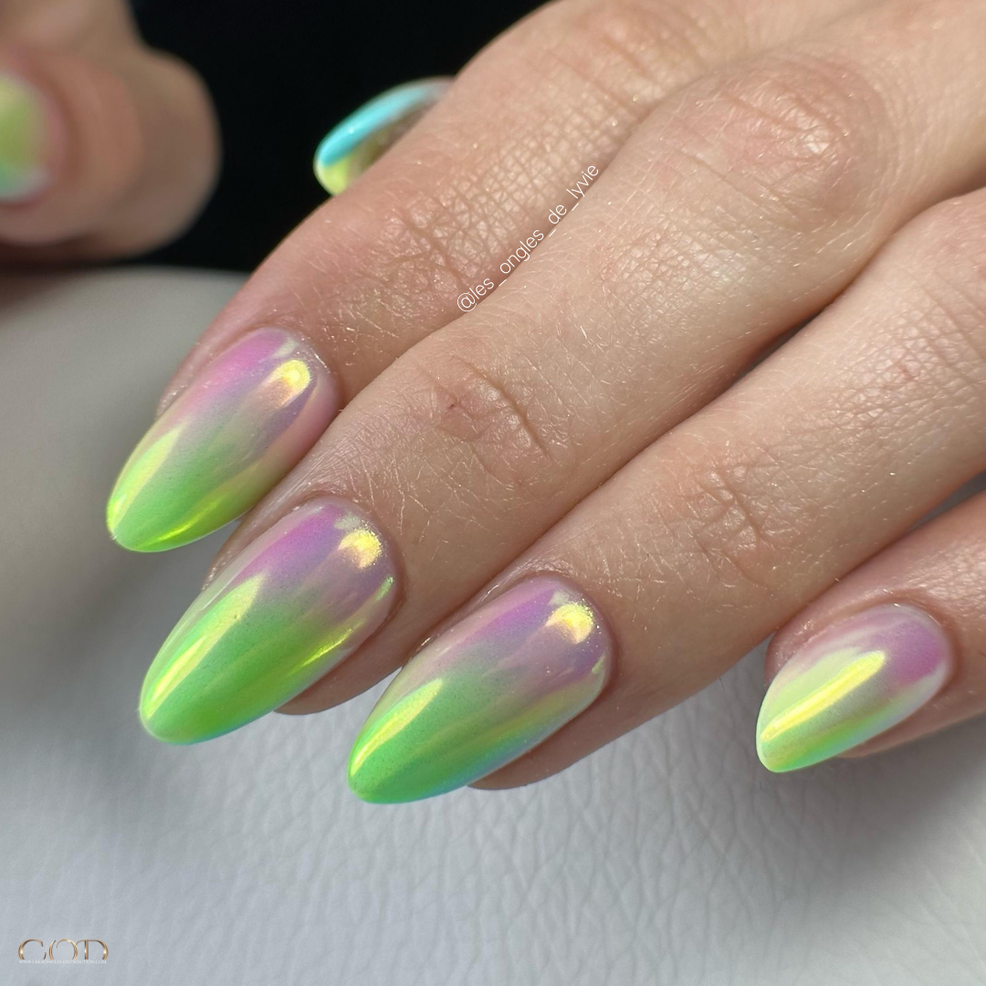 Pose d'ongles en amandes en popits avec les builder color en dégradés et le pigment dust aurora 2