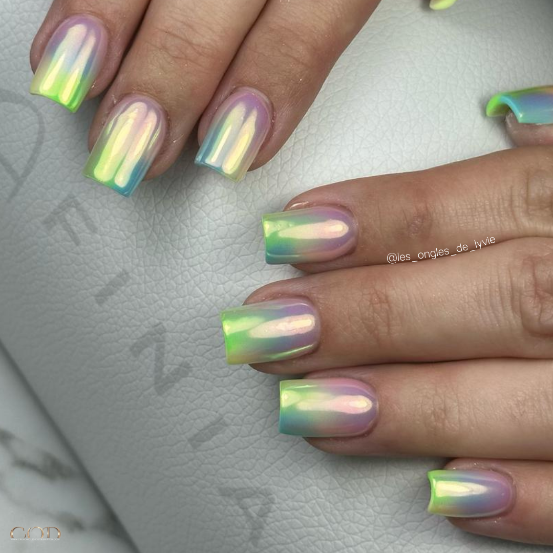 Pose d'ongles carrés en popits avec les builder color en dégradés et le fiber pastel rose et le pigment dust aurora 2
