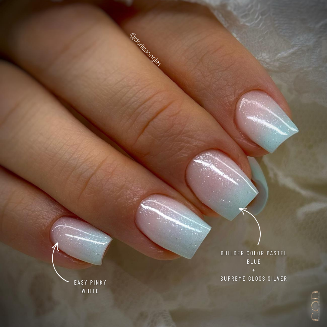 Ongles coffin courts bleu pastel dégradés et pailletés Pose d'ongles coffin courts babycolor en construction avec le builder color pastel blue et le easy pinky white et la finition supreme gloss silver