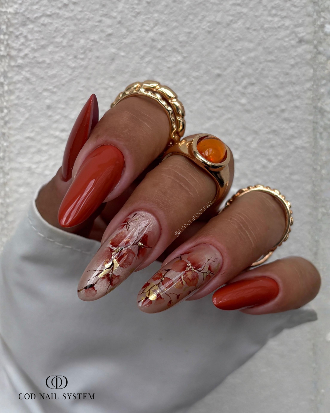 Pose d'ongles amandes avec french rouge bordeaux polka dots blancs