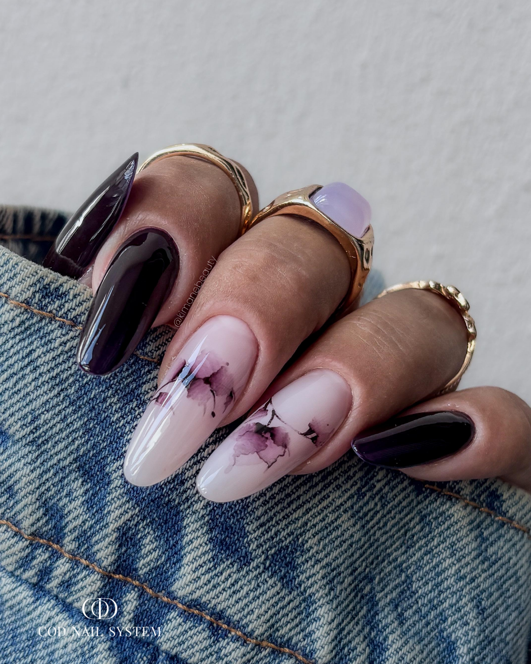 Pose d'ongles amandes avec french rouge bordeaux polka dots blancs