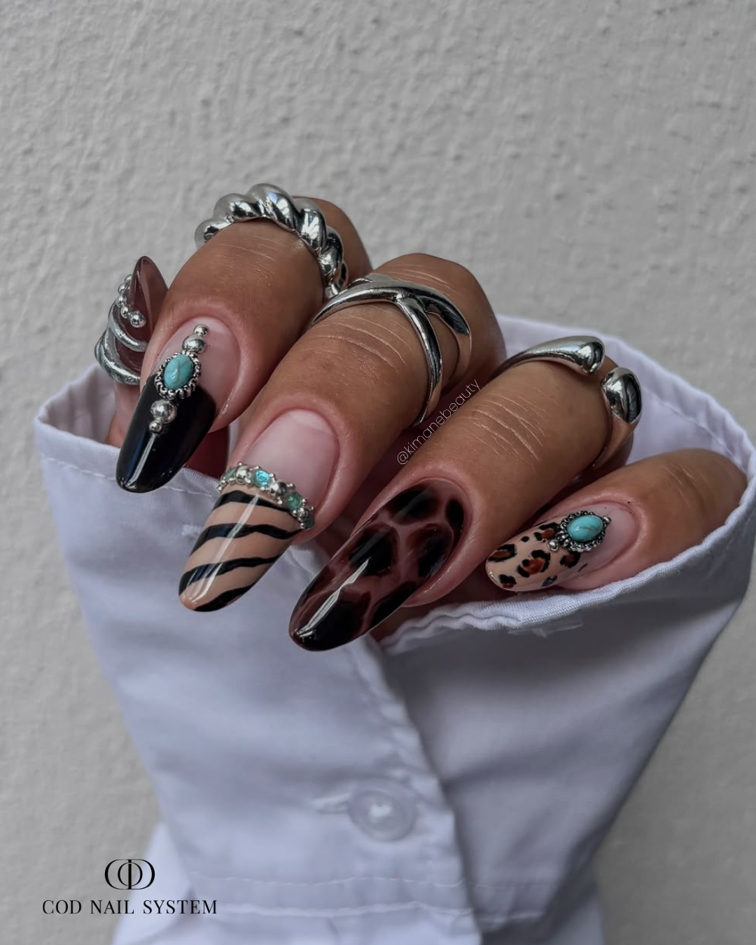 Pose d'ongles amandes avec french rouge bordeaux polka dots blancs