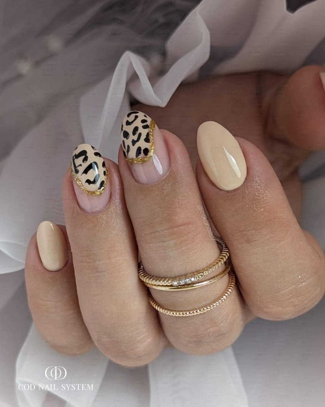 Pose d'ongles amandes avec french rouge bordeaux polka dots blancs